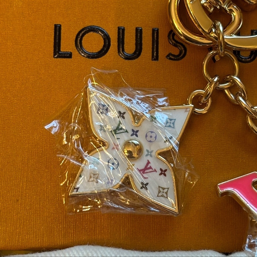 LUXURY KEY RING BAG CHARM PRETTY PINK WHITE SPECKLED FLOWERS GWP BOX & DUSTBAG - Picture 2 of 7